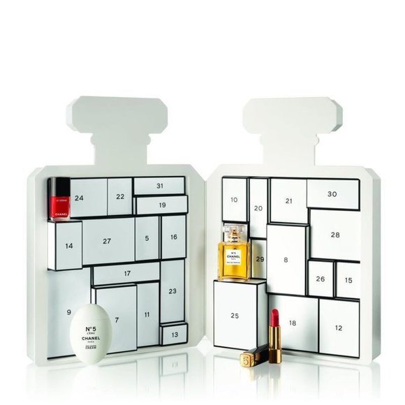 CHANEL　アドベントカレンダー シャネル N°5」のアドベントカレンダー、人気香水＆リップ入りの21年